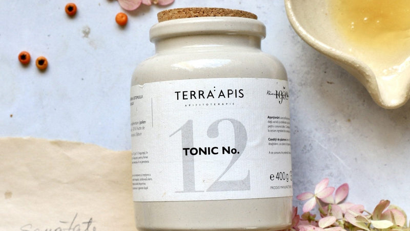 Borcan cu miere Apiarium și produse apicole, simbol al disciplinei zilnice ca medicament invizibil pentru sănătate naturală
