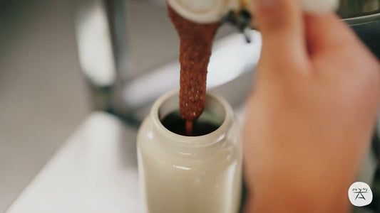 Dozarea tonicului apicol în flaconul ceramic, în laboratorul Apiarium din Uliuc