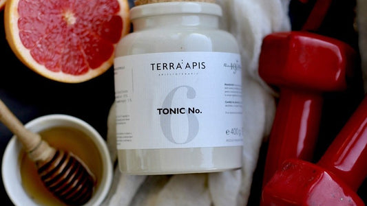 Tonic No. 6 Apiarium în recipient ceramic, amestec apicol premium cu miere, polen crud, cătină, lăptișor de matcă, armurariu și semințe de cânepă.